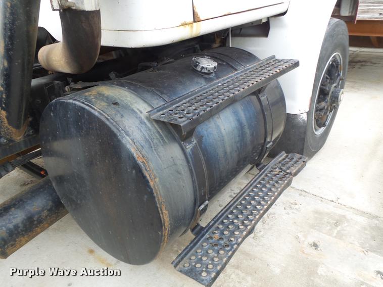 image for item DA3265 1995 International 8100 semi truck