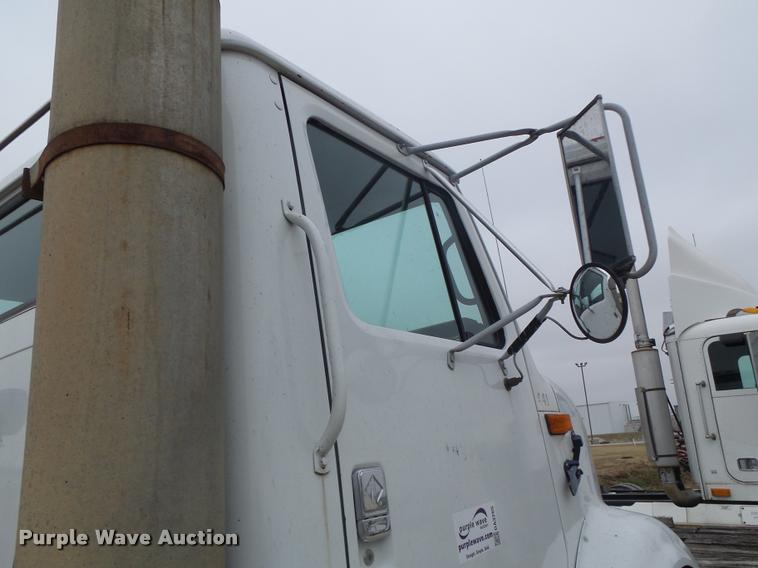 image for item DA3265 1995 International 8100 semi truck