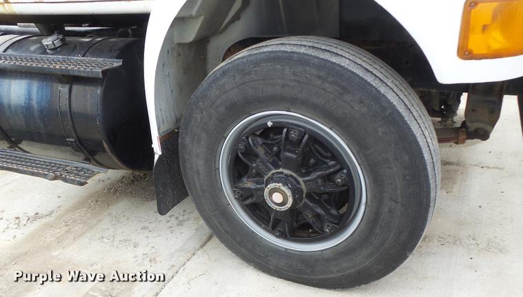 image for item DA3265 1995 International 8100 semi truck