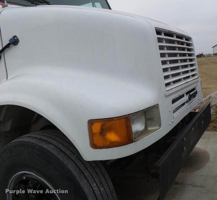 image for item DA3265 1995 International 8100 semi truck