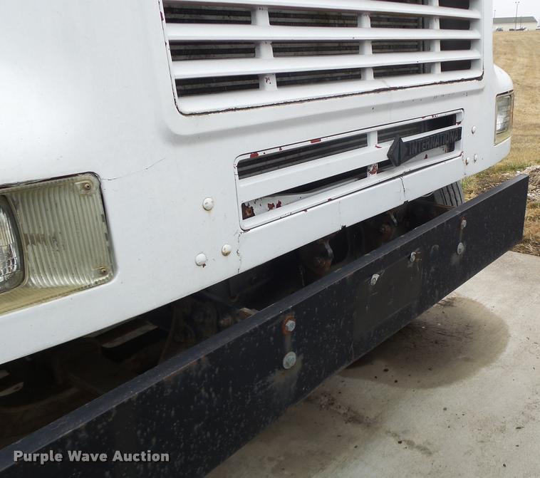 image for item DA3265 1995 International 8100 semi truck