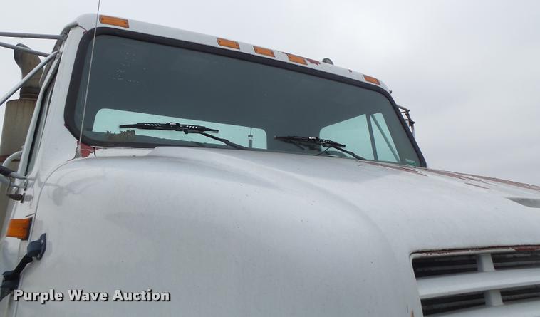 image for item DA3265 1995 International 8100 semi truck