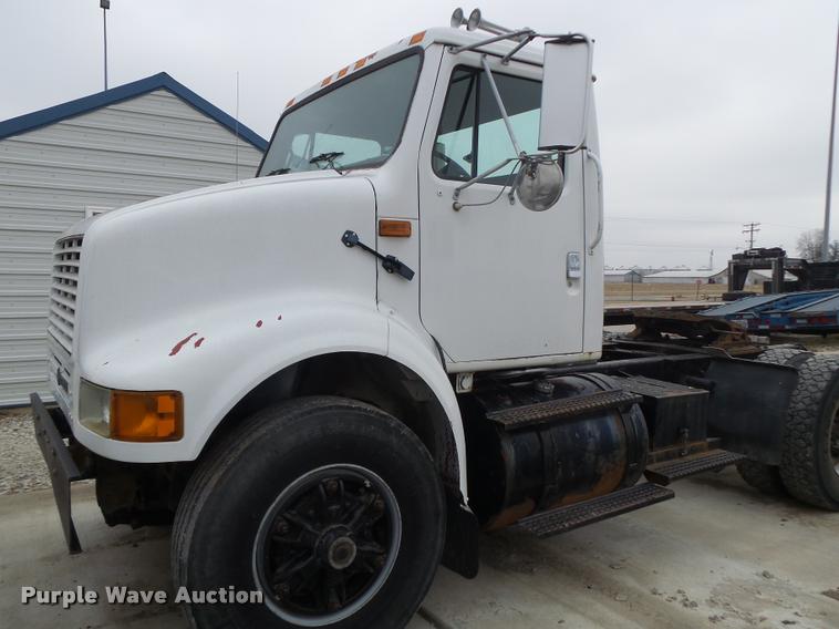 image for item DA3265 1995 International 8100 semi truck