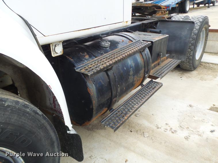 image for item DA3265 1995 International 8100 semi truck