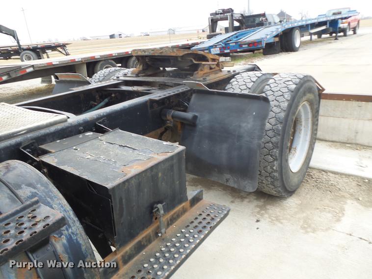 image for item DA3265 1995 International 8100 semi truck