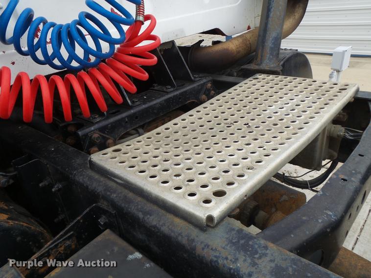 image for item DA3265 1995 International 8100 semi truck