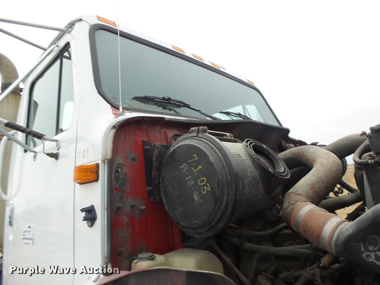 image for item DA3265 1995 International 8100 semi truck