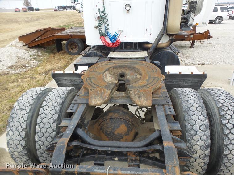 image for item DA3265 1995 International 8100 semi truck