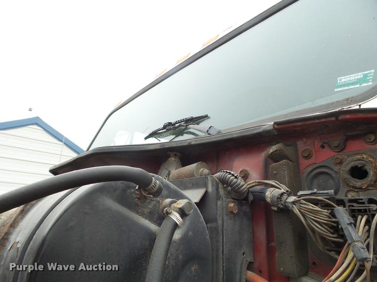 image for item DA3265 1995 International 8100 semi truck