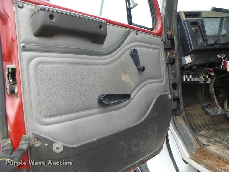 image for item DA3265 1995 International 8100 semi truck