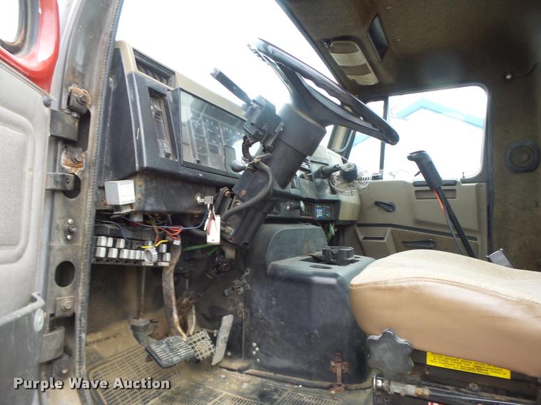 image for item DA3265 1995 International 8100 semi truck