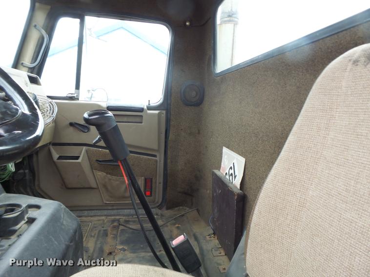 image for item DA3265 1995 International 8100 semi truck