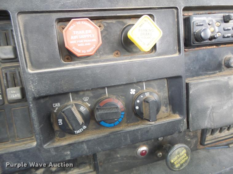 image for item DA3265 1995 International 8100 semi truck