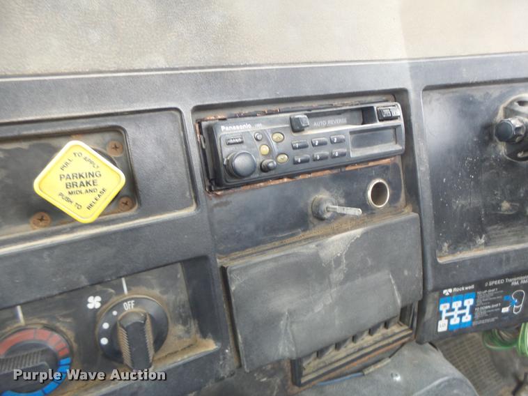 image for item DA3265 1995 International 8100 semi truck