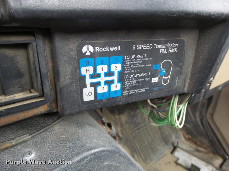 image for item DA3265 1995 International 8100 semi truck