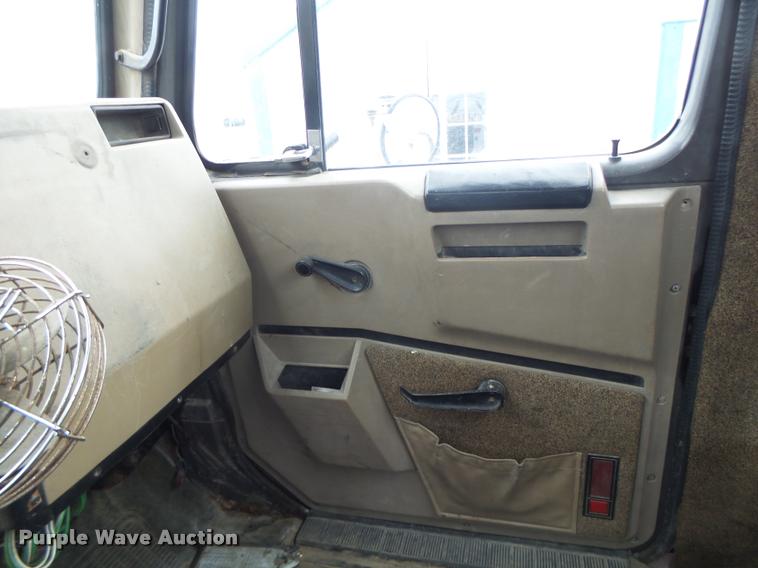 image for item DA3265 1995 International 8100 semi truck