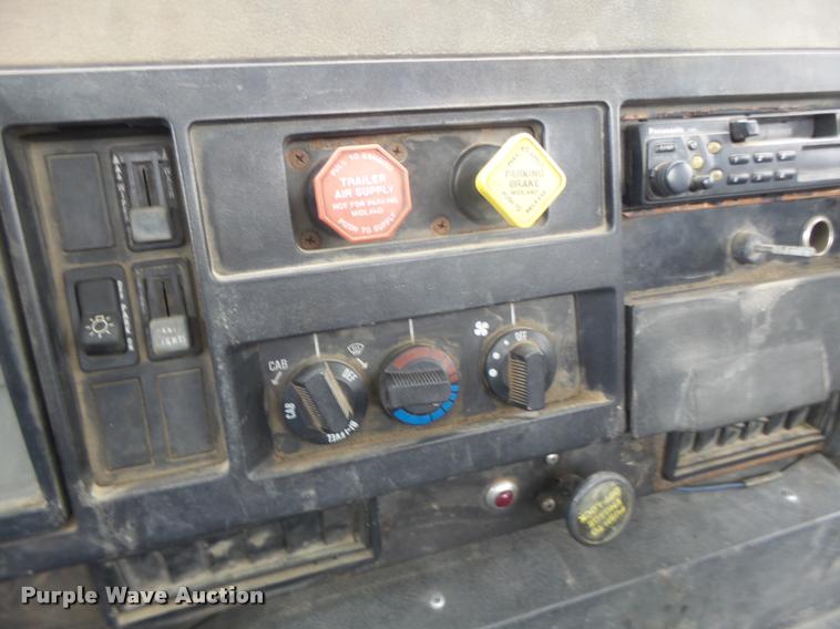 image for item DA3265 1995 International 8100 semi truck