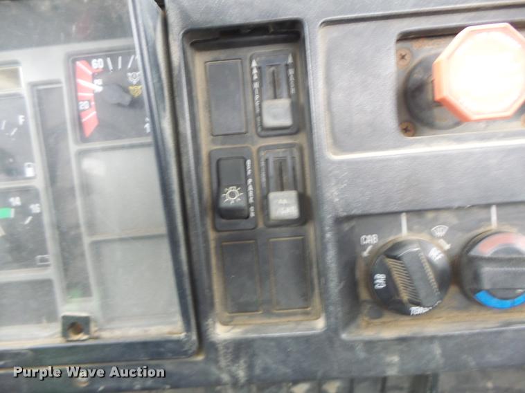 image for item DA3265 1995 International 8100 semi truck