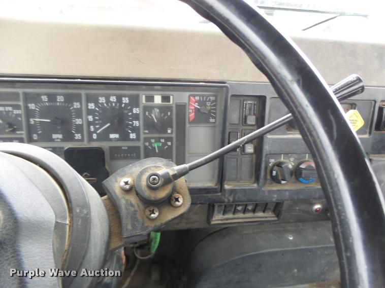 image for item DA3265 1995 International 8100 semi truck