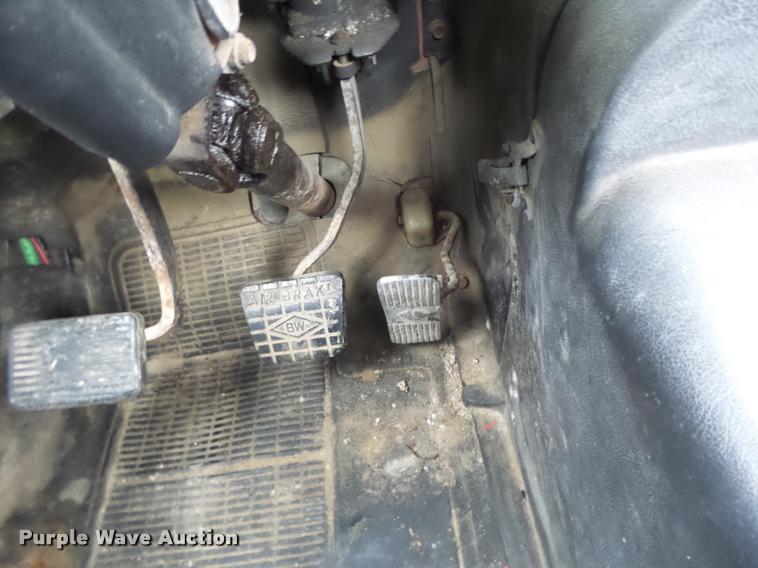 image for item DA3265 1995 International 8100 semi truck