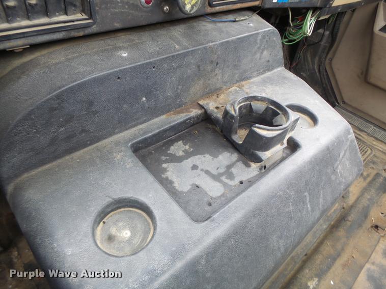 image for item DA3265 1995 International 8100 semi truck