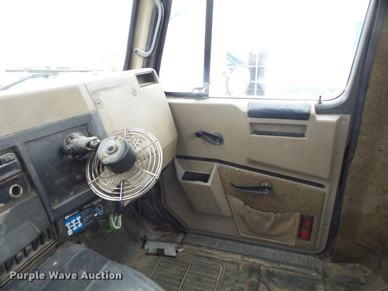 image for item DA3265 1995 International 8100 semi truck