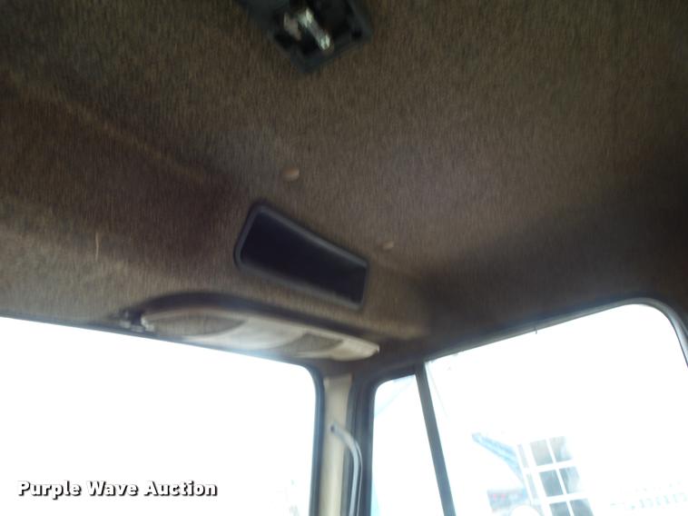 image for item DA3265 1995 International 8100 semi truck