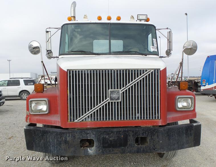 image for item DA3268 1996 Volvo WG semi truck