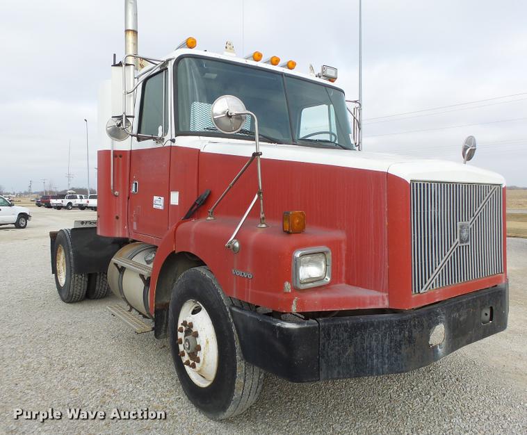 image for item DA3268 1996 Volvo WG semi truck