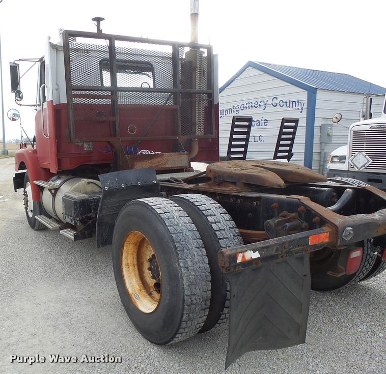 image for item DA3268 1996 Volvo WG semi truck