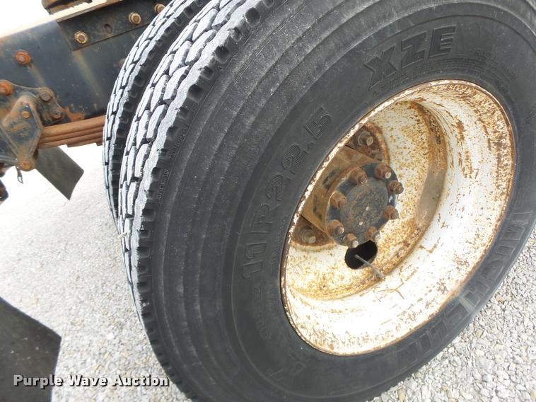 image for item DA3268 1996 Volvo WG semi truck