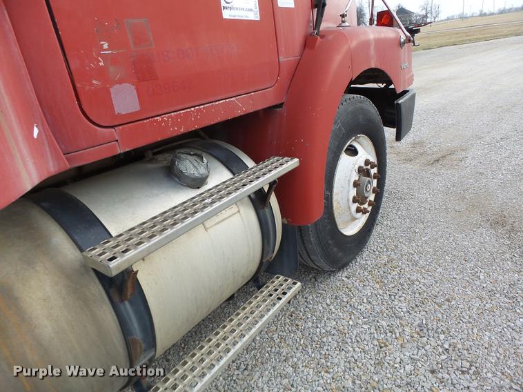 image for item DA3268 1996 Volvo WG semi truck