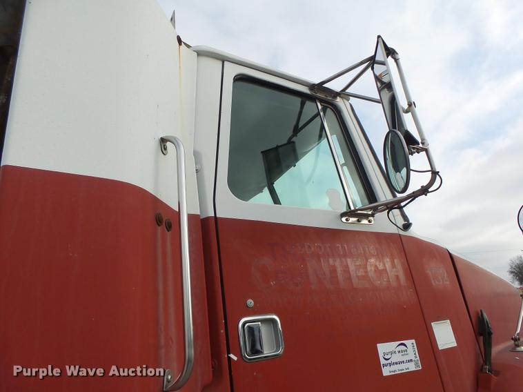 image for item DA3268 1996 Volvo WG semi truck