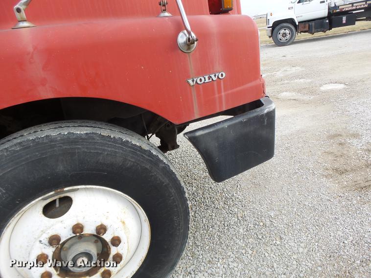 image for item DA3268 1996 Volvo WG semi truck