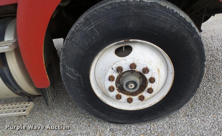 image for item DA3268 1996 Volvo WG semi truck