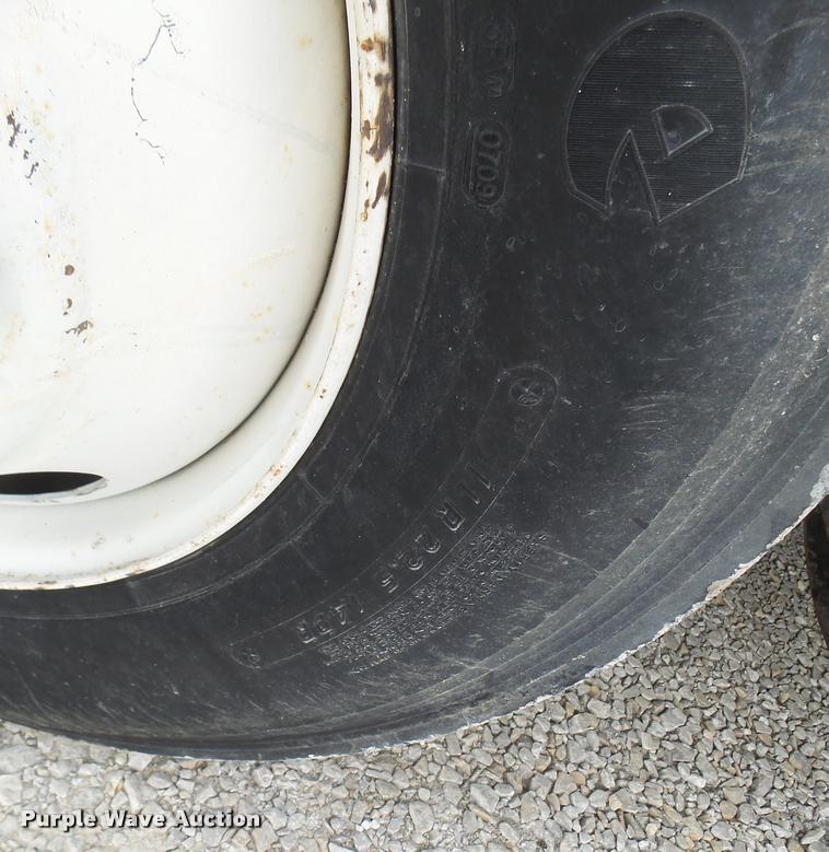 image for item DA3268 1996 Volvo WG semi truck