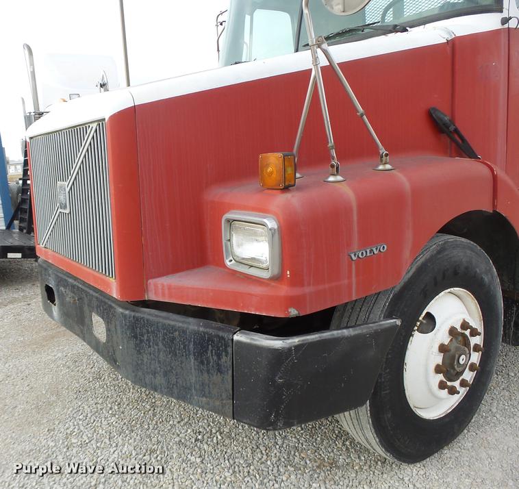 image for item DA3268 1996 Volvo WG semi truck