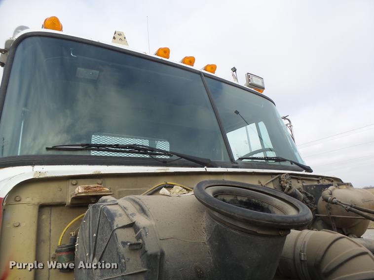 image for item DA3268 1996 Volvo WG semi truck