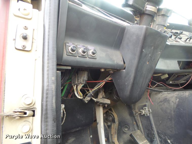 image for item DA3268 1996 Volvo WG semi truck