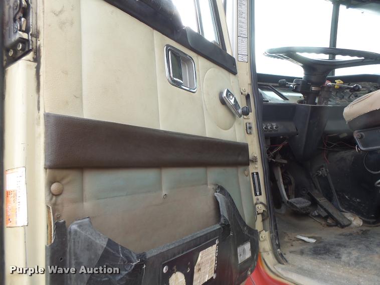 image for item DA3268 1996 Volvo WG semi truck