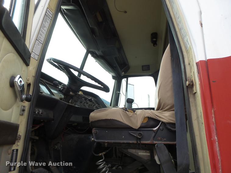 image for item DA3268 1996 Volvo WG semi truck