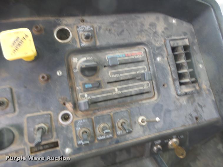 image for item DA3268 1996 Volvo WG semi truck