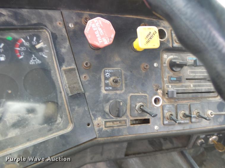 image for item DA3268 1996 Volvo WG semi truck