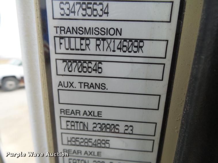 image for item DA3268 1996 Volvo WG semi truck