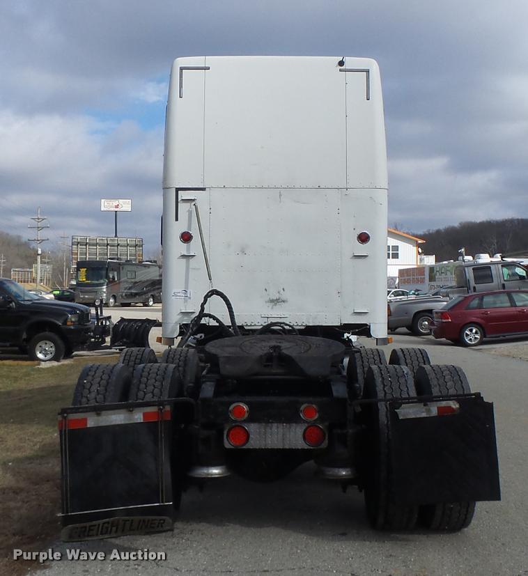 image for item DA3271 1998 Freightliner FLD semi truck