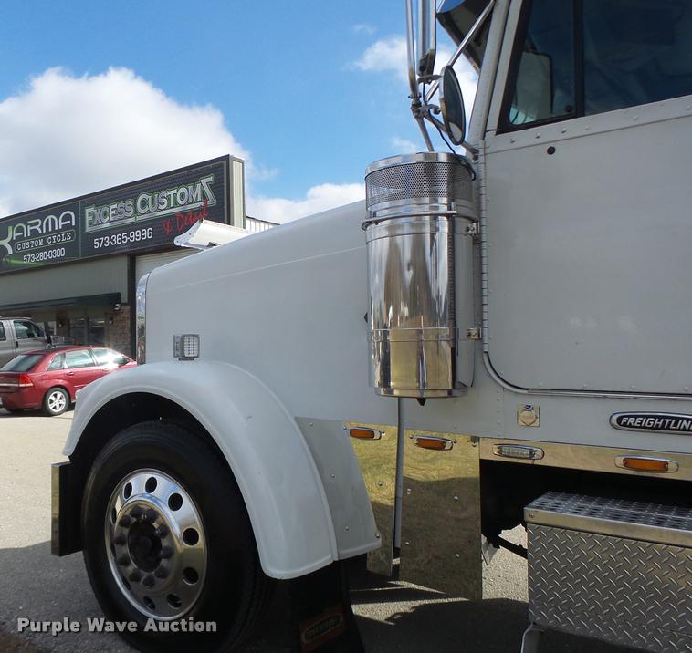 image for item DA3271 1998 Freightliner FLD semi truck