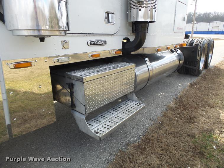 image for item DA3271 1998 Freightliner FLD semi truck