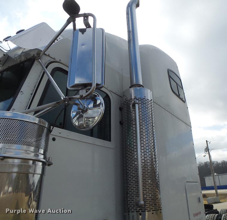 image for item DA3271 1998 Freightliner FLD semi truck