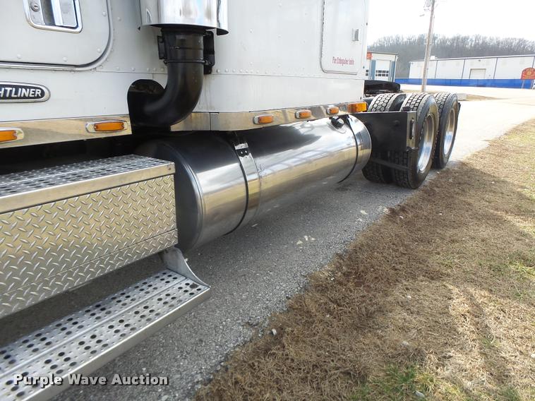 image for item DA3271 1998 Freightliner FLD semi truck