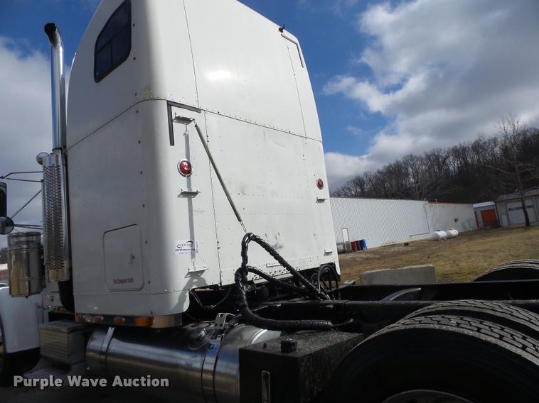 image for item DA3271 1998 Freightliner FLD semi truck